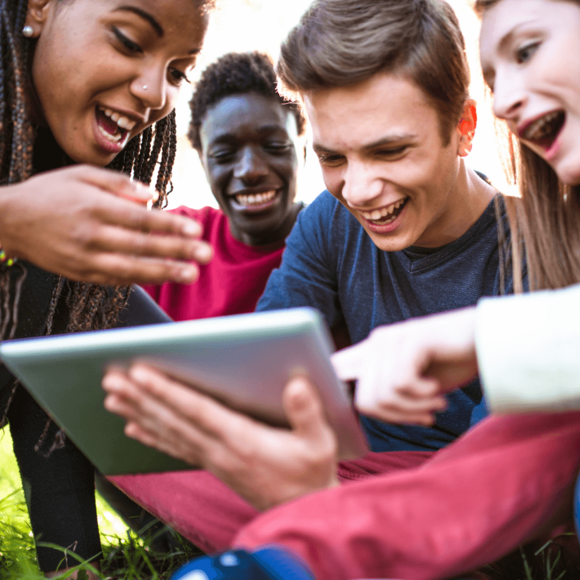 Schüler die auf ein Tablet schauen
