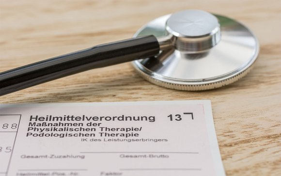 Ein Stethoskop mit einer Heilmittelverordnung auf einem Tisch