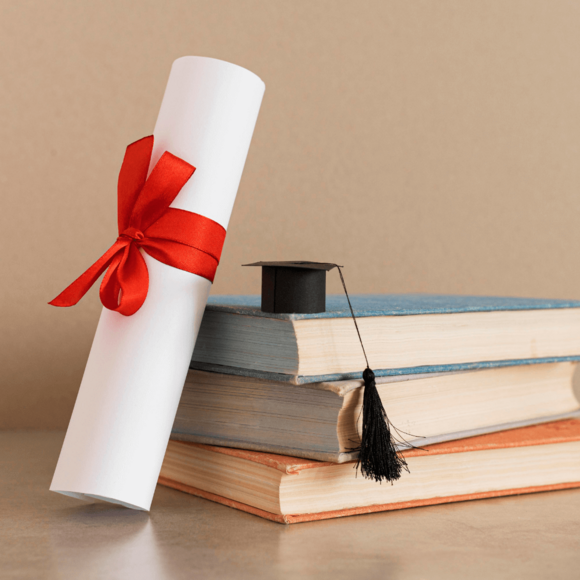 ein Zertifikat an Büchern gelehnt
